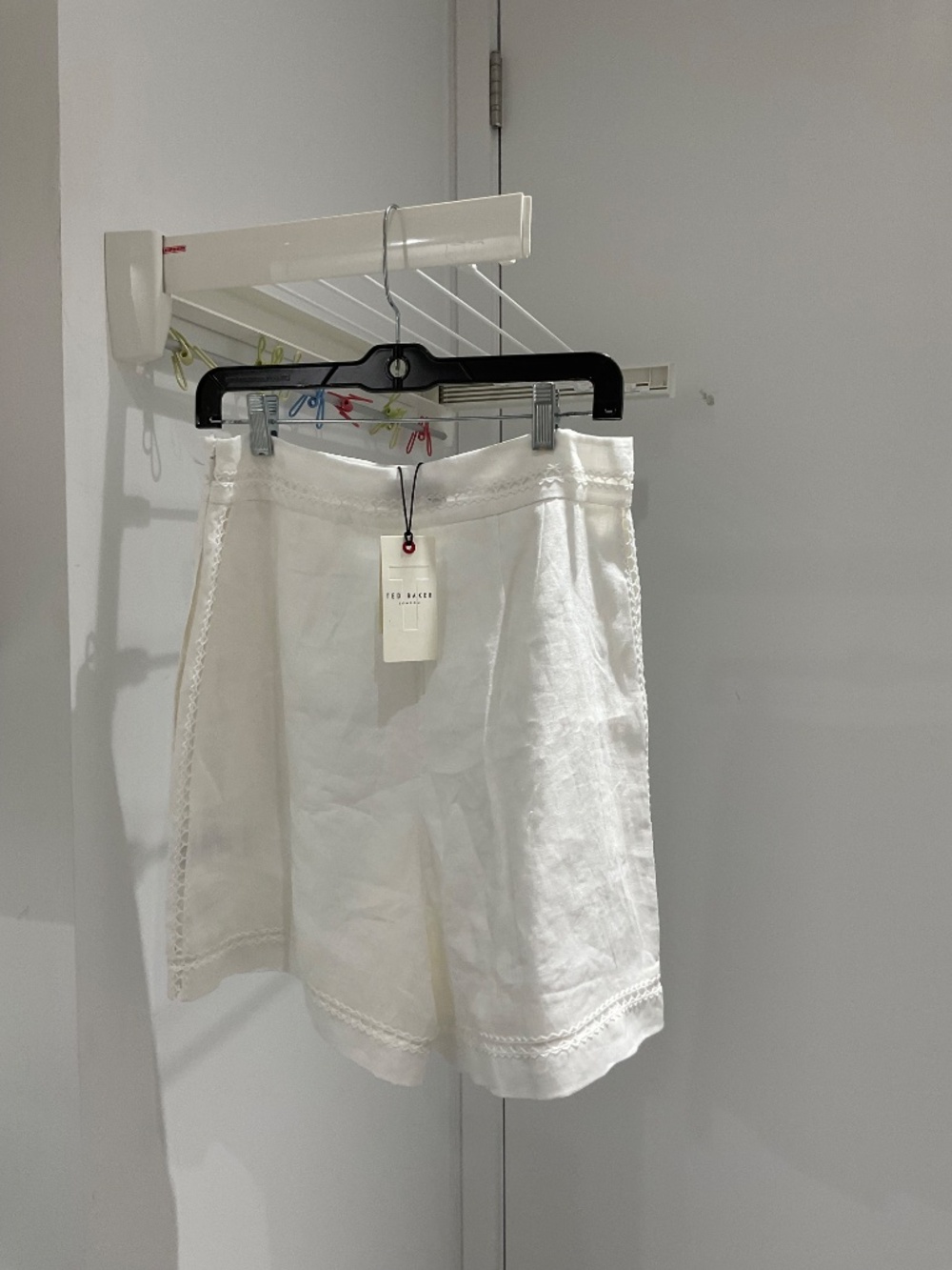 TED BAKER WHITE DRESS SHORTS WITH WHITE STITCHING